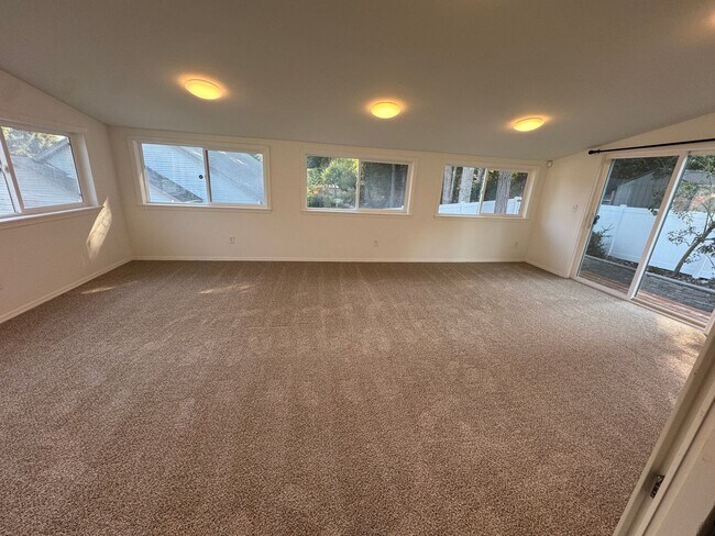 Building Photo - HEART OF SILVERDALE - 4BED 3 BATH HOME