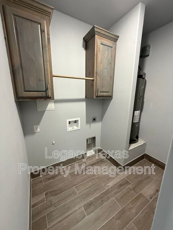 Building Photo - 910 Fuller Ave