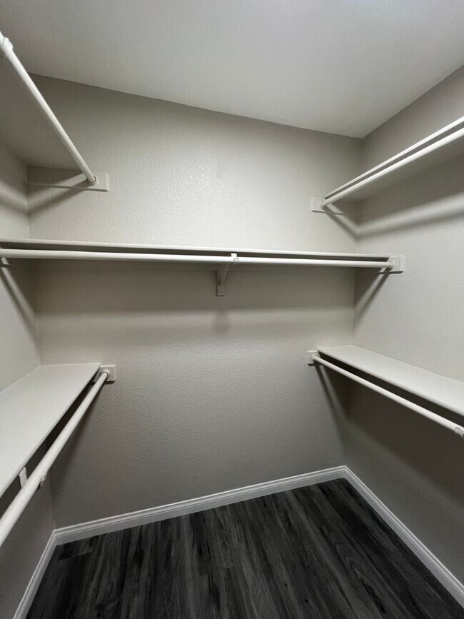 Building Photo - Newly Renovated Enclaves Condo!