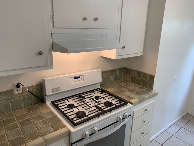Building Photo - End Unit 2 bedroom, 2 bath Townhouse