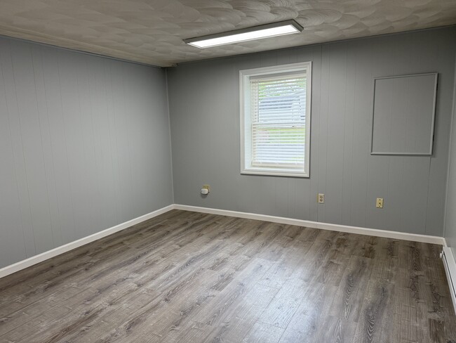 Building Photo - 104 Creekside Dr