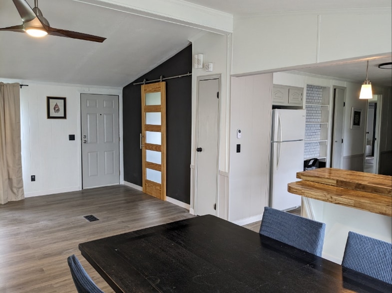 Building Photo - 101 W Skyway Dr