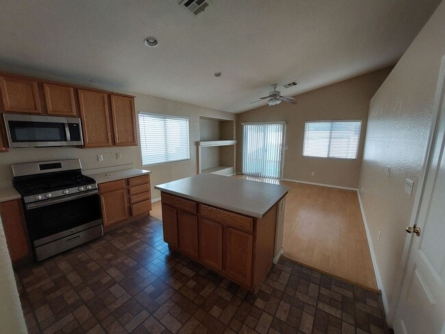 Building Photo - N. Las Vegas