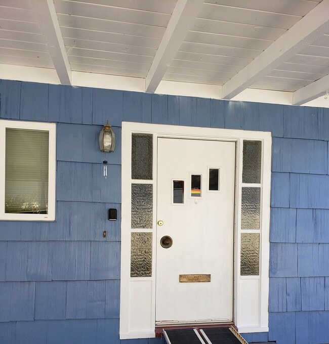 Building Photo - Three bedroom Home Close to the Hospital in Eureka