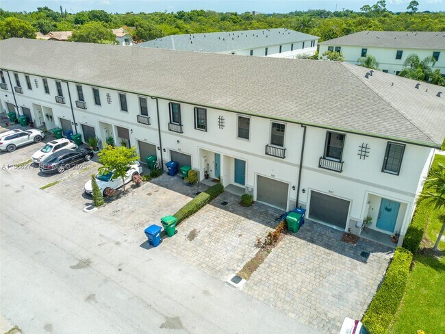 Building Photo - 1141 SW 6th Ct