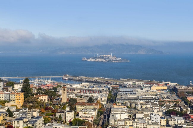 Building Photo - 999 Green St