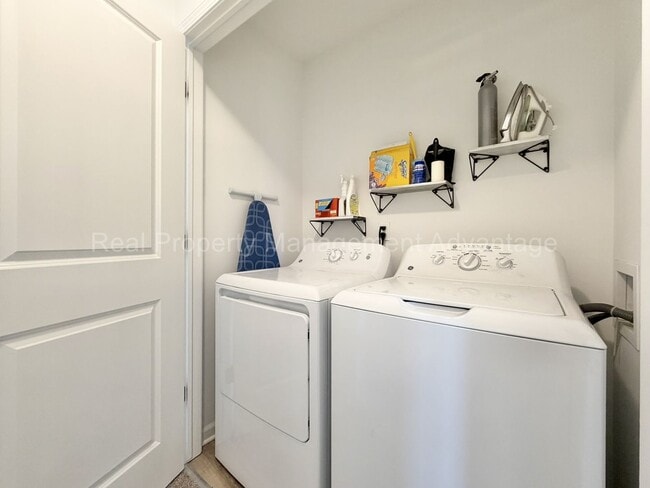 Building Photo - Modern 2020 Built Townhome Just Steps from Downtown Ferndale!