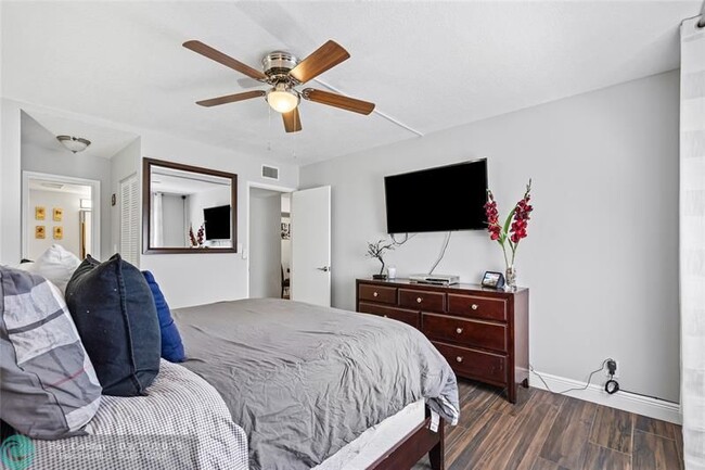 Building Photo - 2753 S Oakland Forest Dr
