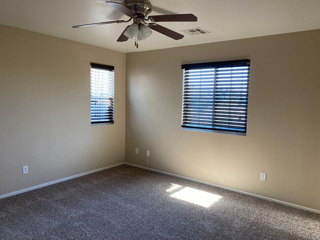 Building Photo - Beautiful 3 bedroom available