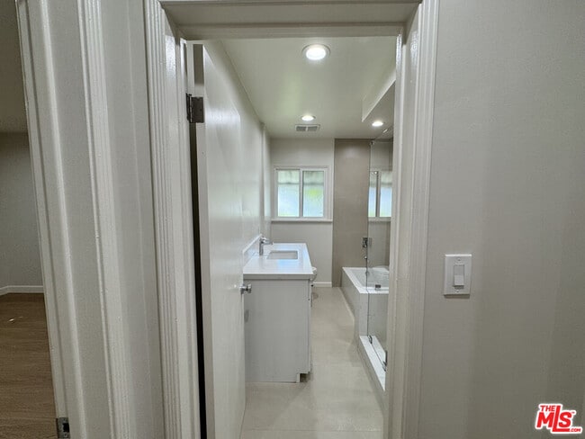 Building Photo - 300 S Doheny Dr