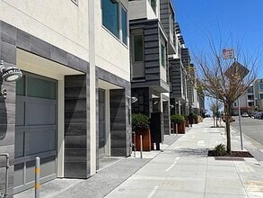 Building Photo - 572 Hudson Ave