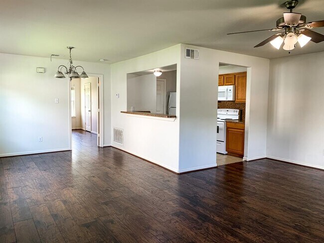 Building Photo - 605 Wades Way