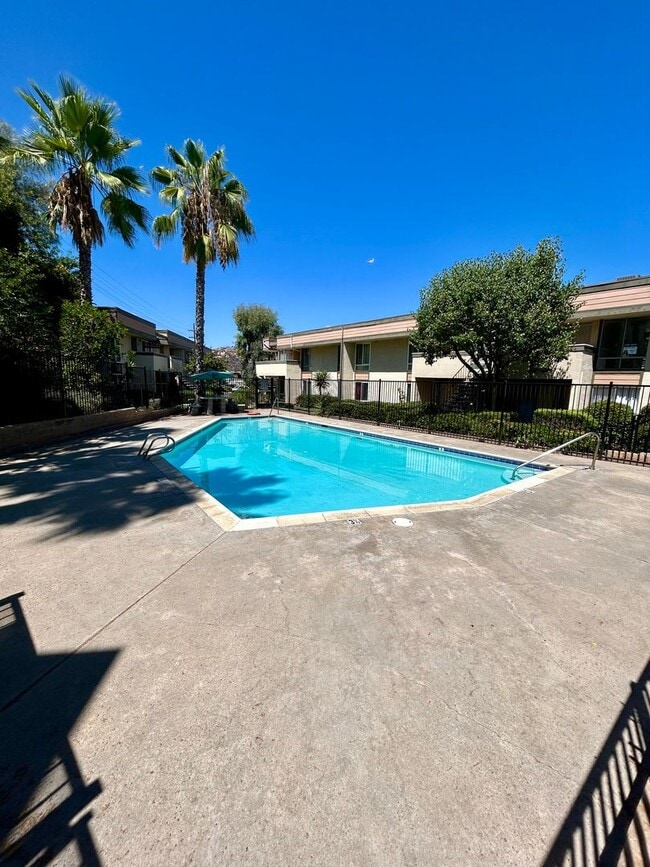 Building Photo - Beautiful Remodeled 2 bedroom 1 bath
