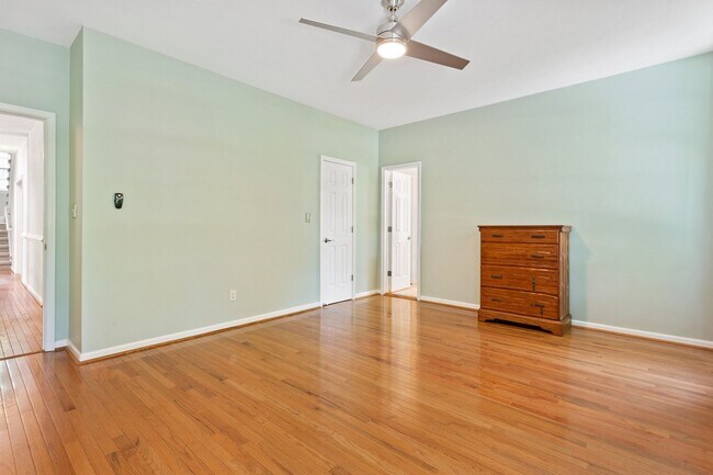 Building Photo - 5BR/3BA with Fresh Paint and New Carpet in...