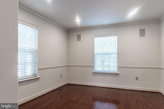 Building Photo - 107 Riverside Dr