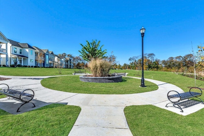 Building Photo - Like-New Modern Townhome Near Dining, Shopping, Trails & Old Hickory Lake
