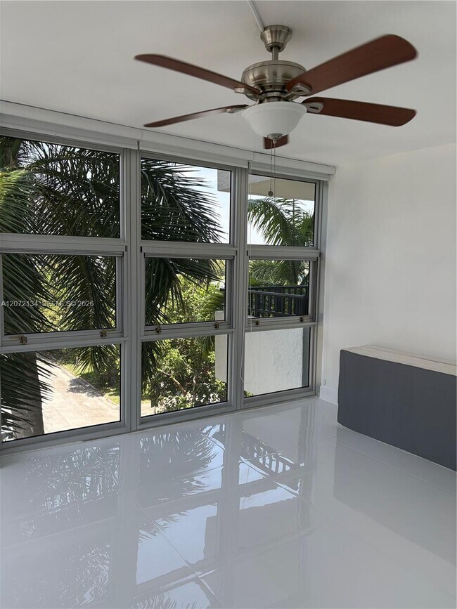 Building Photo - 525 N Ocean Blvd