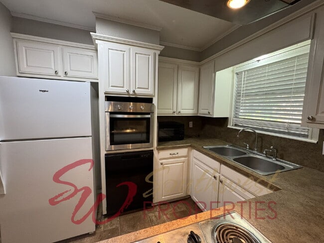 Building Photo - 3 bedroom  1 1/2 baths featuring large bedrooms and fenced yard!