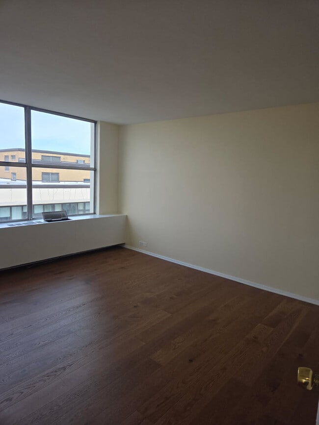 Building Photo - 5757 N Sheridan Rd