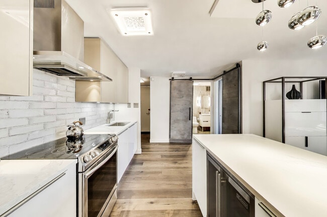 Building Photo - 100 E Walton St