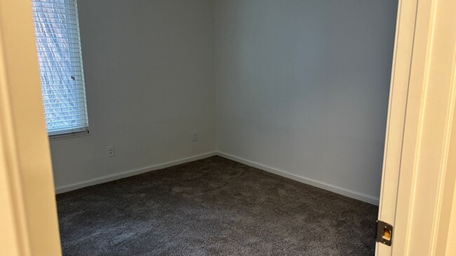 Building Photo - Spacious 2 bed/2 bath condo in Concord