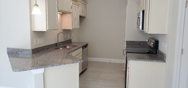 Building Photo - 3 bedroom, 2 bath condo at Queens Harbour