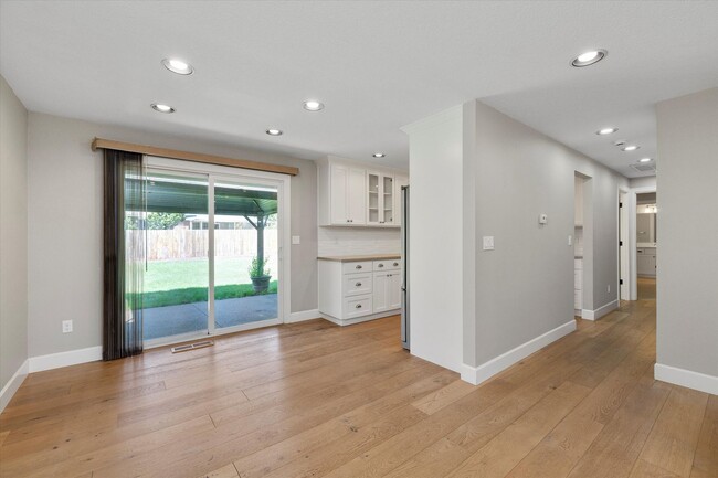 Building Photo - Live in One of Lake Oswego's Most Convenie...