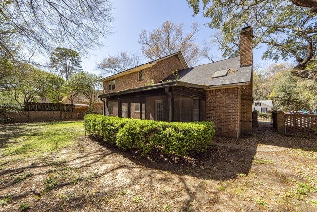 Building Photo - 5 Bedroom 3 Bath Home in Parkshore - Charl...