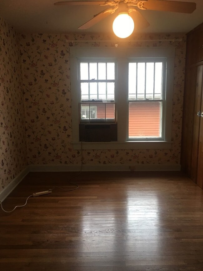 Building Photo - 2 bedroom, 1 bath Bungalow - Available Now!