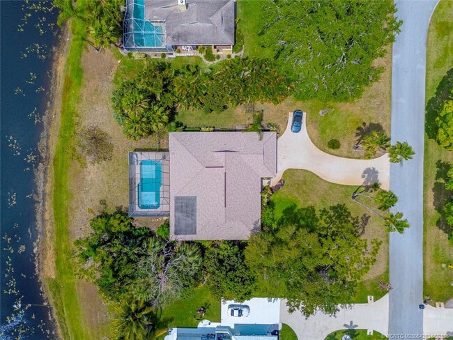 Building Photo - 3074 NE Loquat Ln