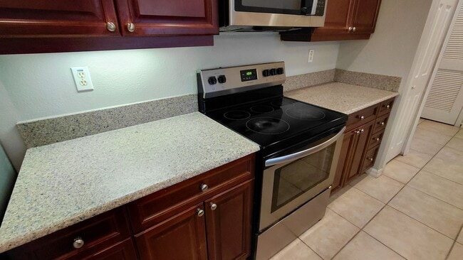 Building Photo - 3 Bedroom, 2 Bath Condo in Lakeside at Lak...