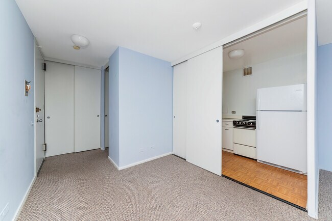 Building Photo - 2400 N Lakeview Ave