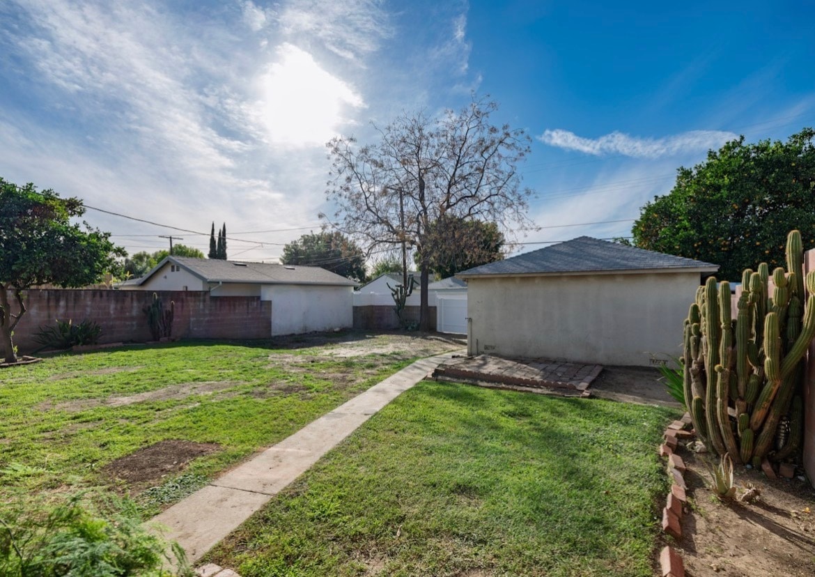 Building Photo - 8123 Lindley Ave