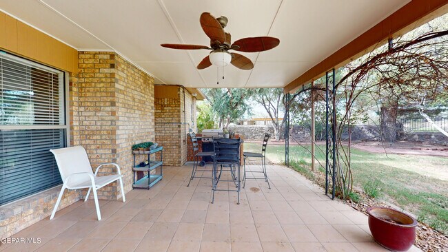 Building Photo - 453 El Camino Dr