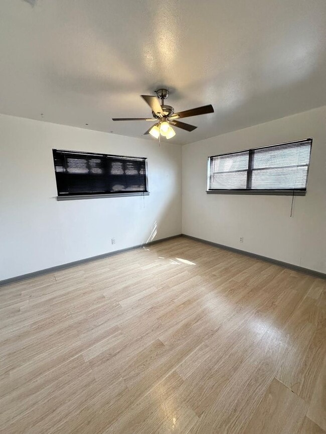 Building Photo - 4 Bed 2.5 Bath!