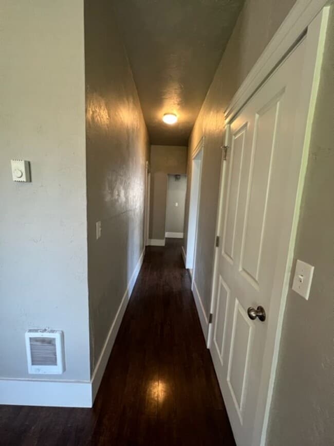 Building Photo - 3 Bedroom House on Jefferson St Near Downt...