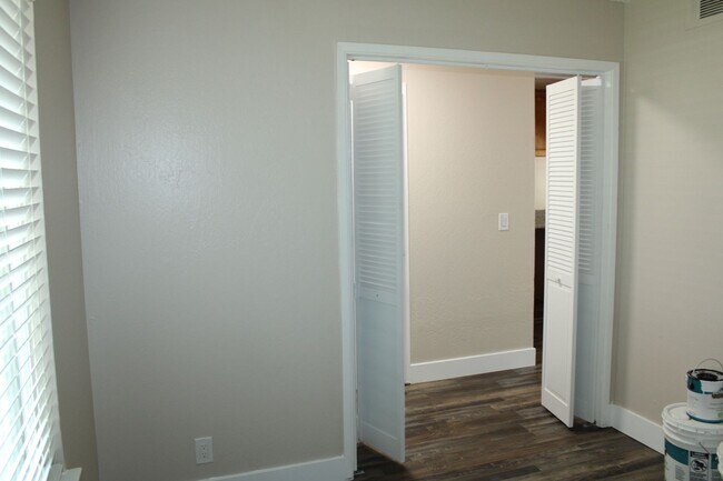Building Photo - Updated 4 bedroom, 1 1/2 bathroom Townhome...