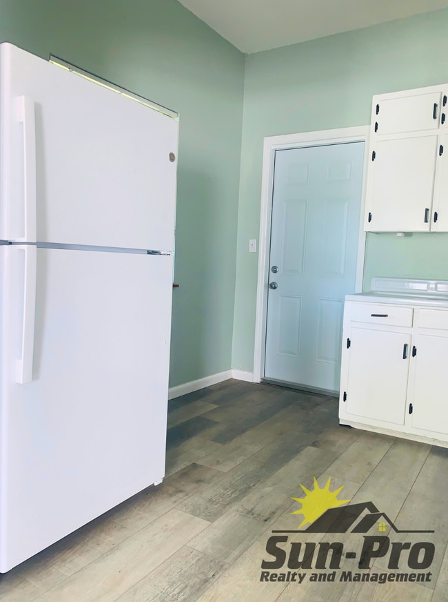 Building Photo - 136 W Pine Bluff St