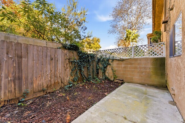 Building Photo - Spacious Westside Townhome Near Parks, Trails, and the Beach