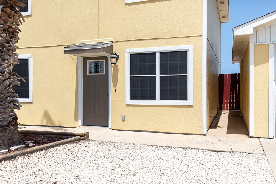 Building Photo - 15622 Cruiser St