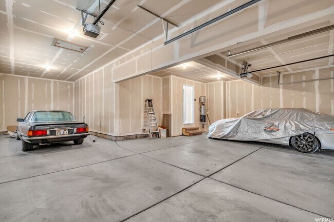 Building Photo - AMAZING 2 STORY HOME w/ 4 CAR GARAGE!