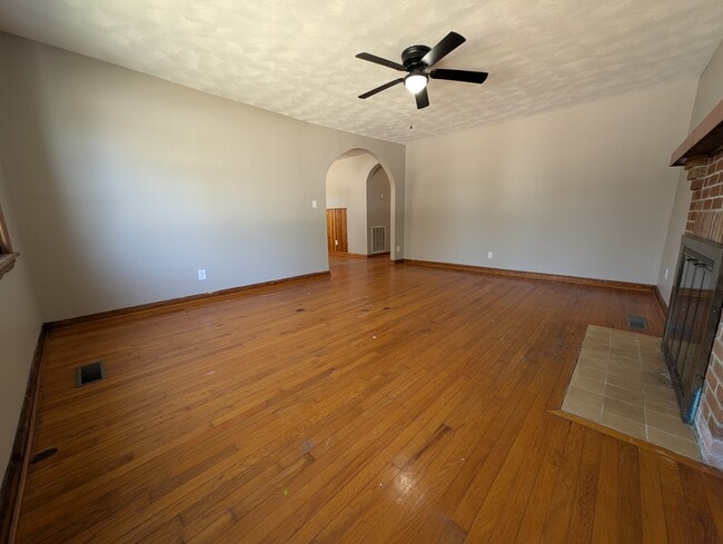 Building Photo - 318 E 11th St