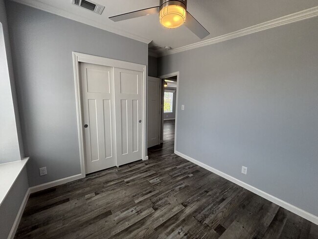 Building Photo - 937 W Questa Ave