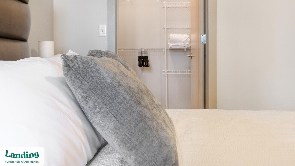 Building Photo - 5800 Highlands Plaza Dr