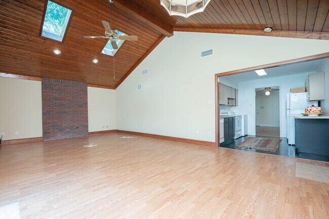 Building Photo - 3159 Wilcox Ave