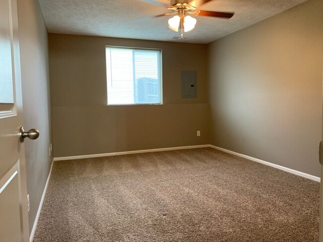 Building Photo - Spacious 3 bedroom/ 3 bath ranch townhome