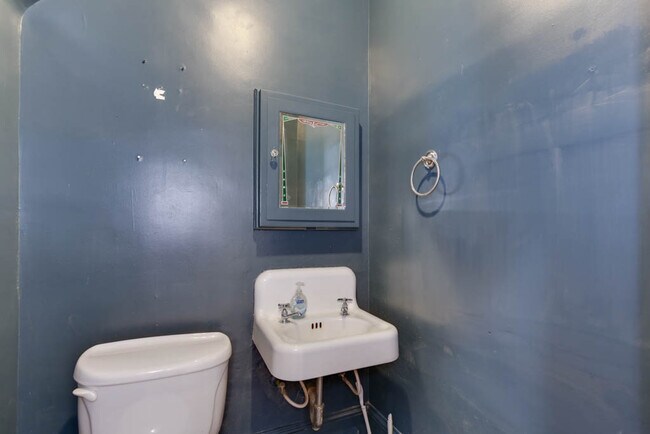 Building Photo - 1051 Naval Ave