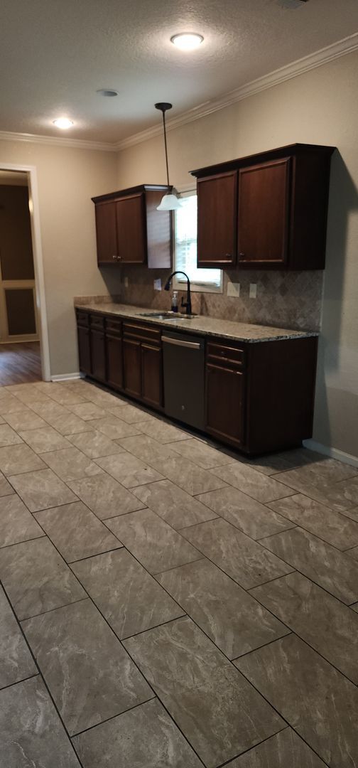 Building Photo - LOVELY TWO STORY W/ 5 BEDS, 3 FULL BATHS. ...
