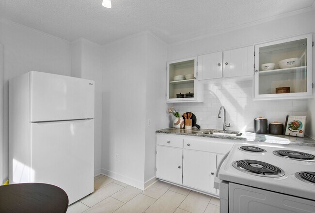 Building Photo - 2 Bedroom Home in Westhaven! ***Available Early September***