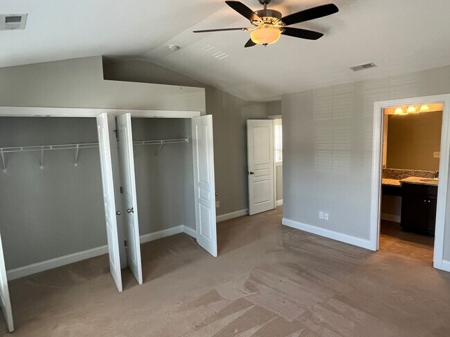 Building Photo - Rare 3 Bedroom townhome between Harrisburg...